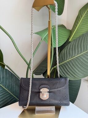 Louis Vuitton ‘Amelia Clutch Mahina Leather’